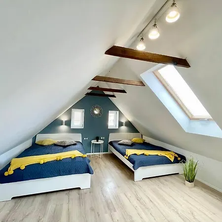 Isteni Zamardi, Akar 12 Fo! Balaton Apartment