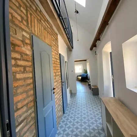 Isteni Zamardi, Akar 12 Fo! Balaton Lejlighed *