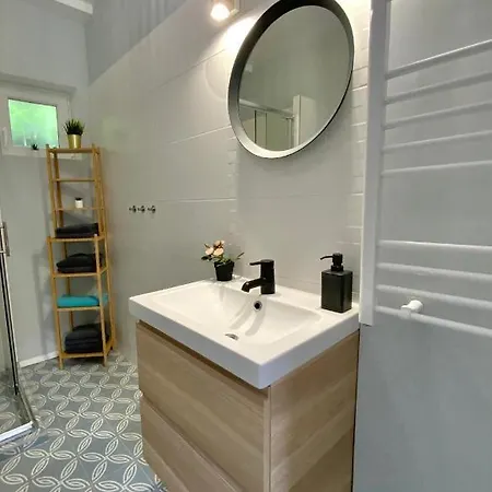 Isteni Zamardi, Akar 12 Fo! Balaton Apartment