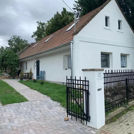 Isteni Zamardi, Akar 12 Fo! Balaton Apartmán *