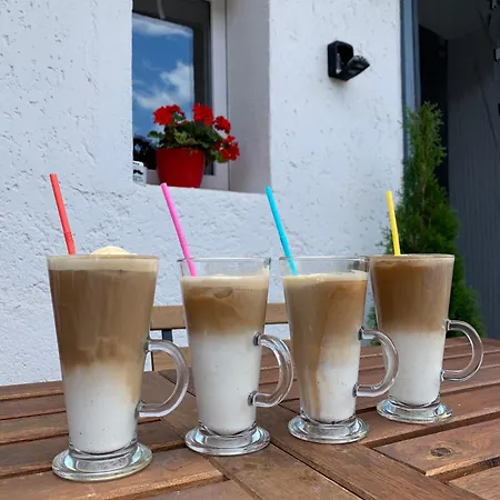 Isteni Zamardi, Akar 12 Fo! Balaton 아파트 *