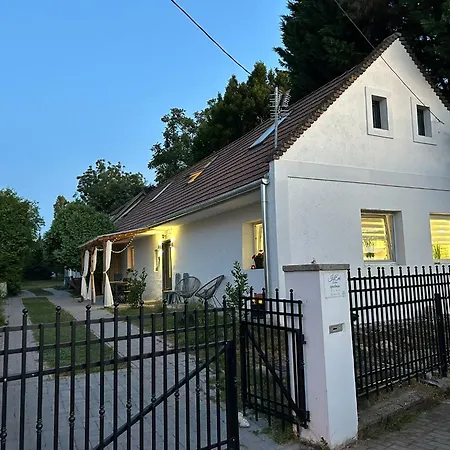 Isteni Zamardi, Akar 12 Fo! Balaton شقة